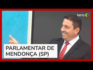 Vereador viraliza ao errar letras em tentativa de soletrar 'Carlão' em homenagem: ‘O de honesto'