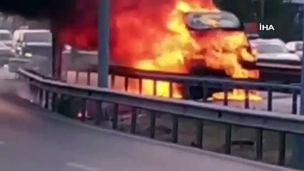 İstanbul'da E5'te minibüs cayır cayır yandı! Trafik kilitlendi