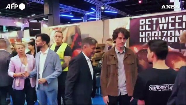 Germania, Habeck prova un visore alla fiera dei giochi di Colonia