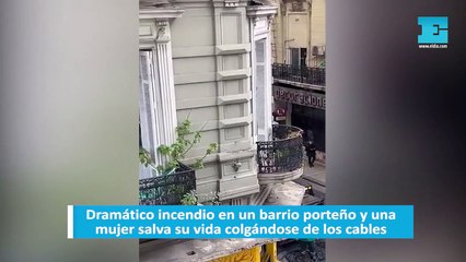 Dramático incendio en un barrio porteño y una mujer salva su vida colgándose de los cables