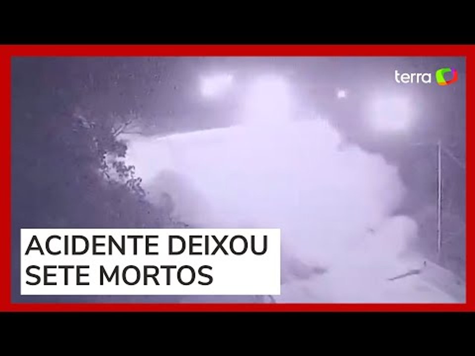 Vídeo mostra o momento em que ônibus com torcedores do Corinthians sofre acidente em MG