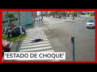 Mulher desce de carro e desmaia após acidente de trânsito no Rio Grande do Sul