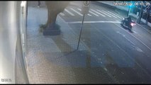 Homem x placa: Revoltado, jovem briga com placa, danifica calçada e quebra o próprio celular no Centro; veja o vídeo