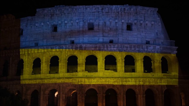 Il Colosseo si illumina con i colori della bandiera dell'Ucraina