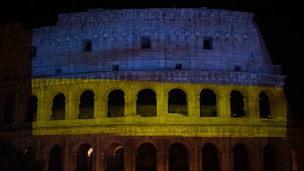 Descargar video: Il Colosseo si illumina con i colori della bandiera dell'Ucraina