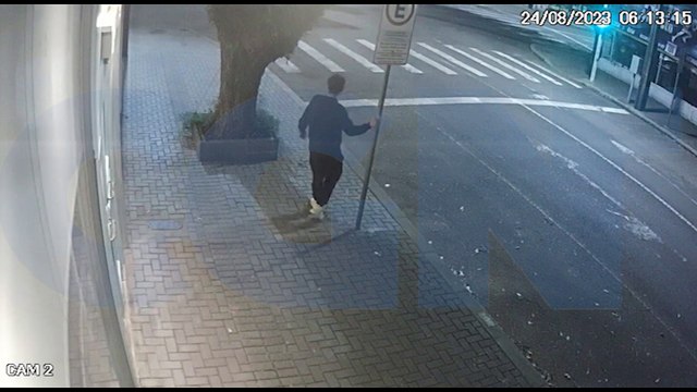 Homem x placa: Revoltado, jovem briga com placa, danifica calçada e quebra o próprio celular no Centro; veja o vídeo