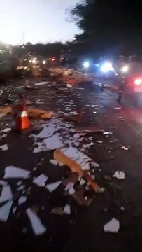 Caminhão tomba e uma pessoa fica presa às ferragens