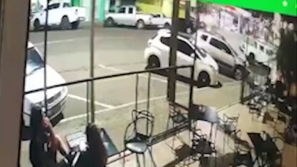 Impressionante: caminhão carregado com soja tomba sobre carros em Coronel Vivida