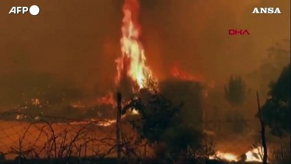 Turchia, incendi a Canakkale: chiuso lo stretto dei Dardanelli