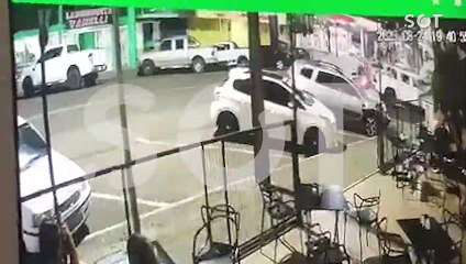 Imagens de câmera de segurança captam impressionante acidente com caminhão carregado de soja