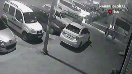 Otomobil, park halindeki polis aracına çarptı: O anlar kamerada