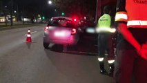 Ford Ka desgovernado bate em Versa estacionado e motorista vai presa por dirigir embriagada