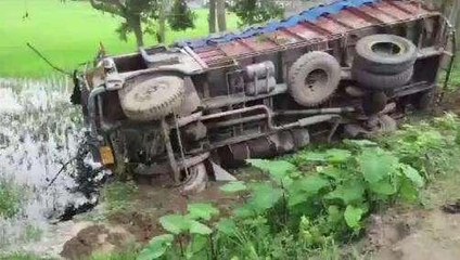 बड़ा हादसा: टायर ब्लास्ट होने से अनियंत्रित होकर खाई में गिरा ट्रक, देखिए यह LIVE मंजर