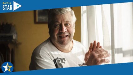 Tu vas trop vite Maria !  Jean Paul L'amour est dans le pré calme sa prétendante après avoir dé