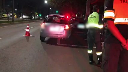 Ford Ka desgovernado bate em Versa estacionado e motorista vai presa por dirigir embriagada