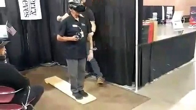 Ce papy tente un saut en parachute en réalité virtuelle ! Douloureux