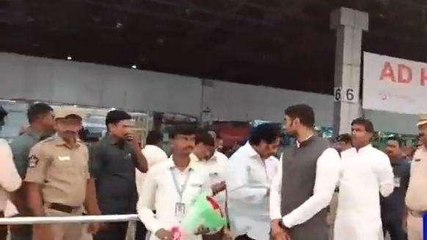 విశాఖ జిల్లా: ఎయిర్ పోర్టుకి చేరుకున్న మంత్రులు ఎమ్మెల్యేలు.. సీఎం కోసం ఎదురుచూపు