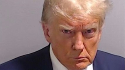 GALA VIDÉO - Donald Trump incarcéré puis libéré sous caution : son mugshot fait le tour de la Toile