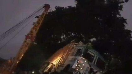 पीलीभीत: हाईवे पर पलटा ट्रक, दो लोगों की दबकर मौत, सड़क हुई खून से लाल