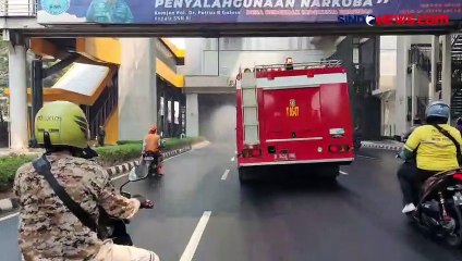 Download Video: Kurangi Polusi Udara, Petugas Damkar Lakukan Penyemprotan Jalan Protokol