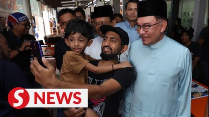 Heavy rain not a damper for PM’s lunch pit stop in Johor