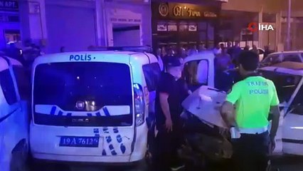 Download Video: Kontrolden çıkan otomobil park halindeki polis otosuna böyle çarptı: 3 yaralı