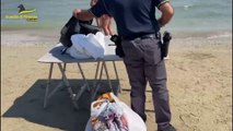 Ad Ancona blitz della Gdf in spiaggia, sequestrati 21 mila articoli