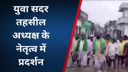 मुजफ्फरनगर: अधिकारियों को फर्ज याद दिलाने के लिए पानी में उतरे नेताजी, अनूठा प्रदर्शन देखकर आप भी रह जाएंगे हैरान