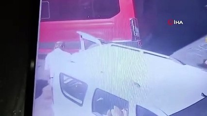 Kafası tenekeye sıkışan ayıyı vatandaşlar kurtardı