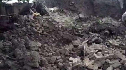 उन्नाव: लगातार बारिश होने की वजह से कच्चा मकान गिरा, दहशत