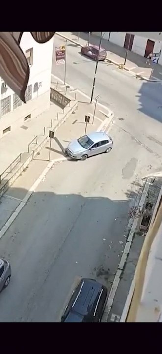 Evade dai domiciliari per sradicare e rubare un parchimetro