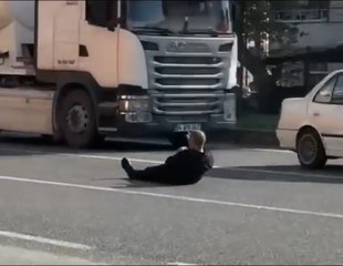Trafiğe aldırmadı, yolun ortasına yattı