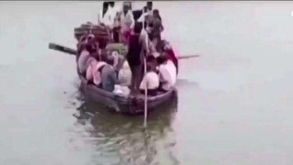 चंदौली: जान जोखिम में डालकर उफनती नदी को पार कर रहे है छात्र, देखें वीडियो