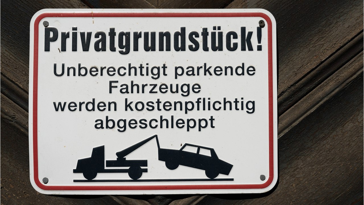 Fremdes Auto blockiert Parkplatz oder Einfahrt: Darf man den Wagen abschleppen lassen?