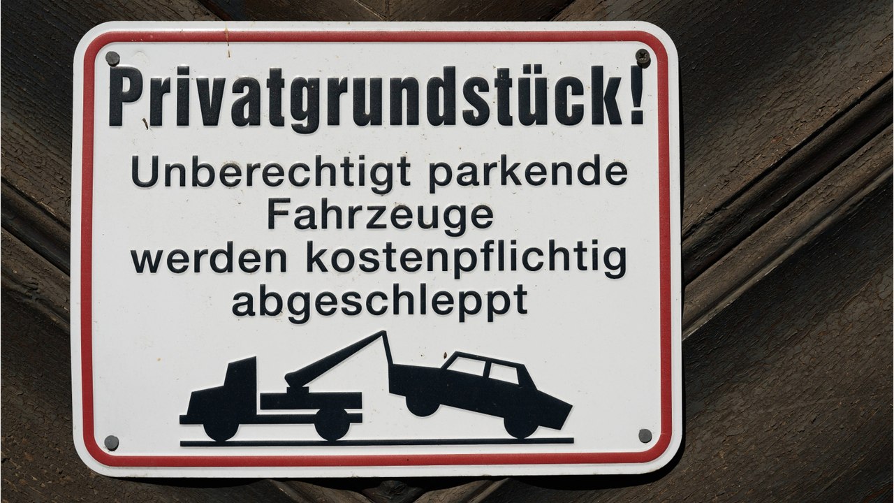 Fremdes auto blockiert parkplatz oder einfahrt: darf man den wagen abschleppen lassen?