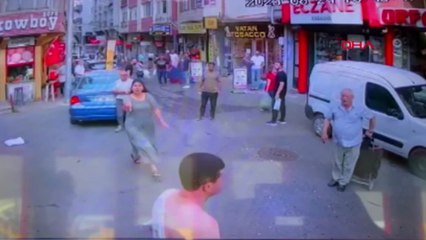 Kavga ettiği kişinin otomobilinin üzerine çıkıp camlarını kırdı