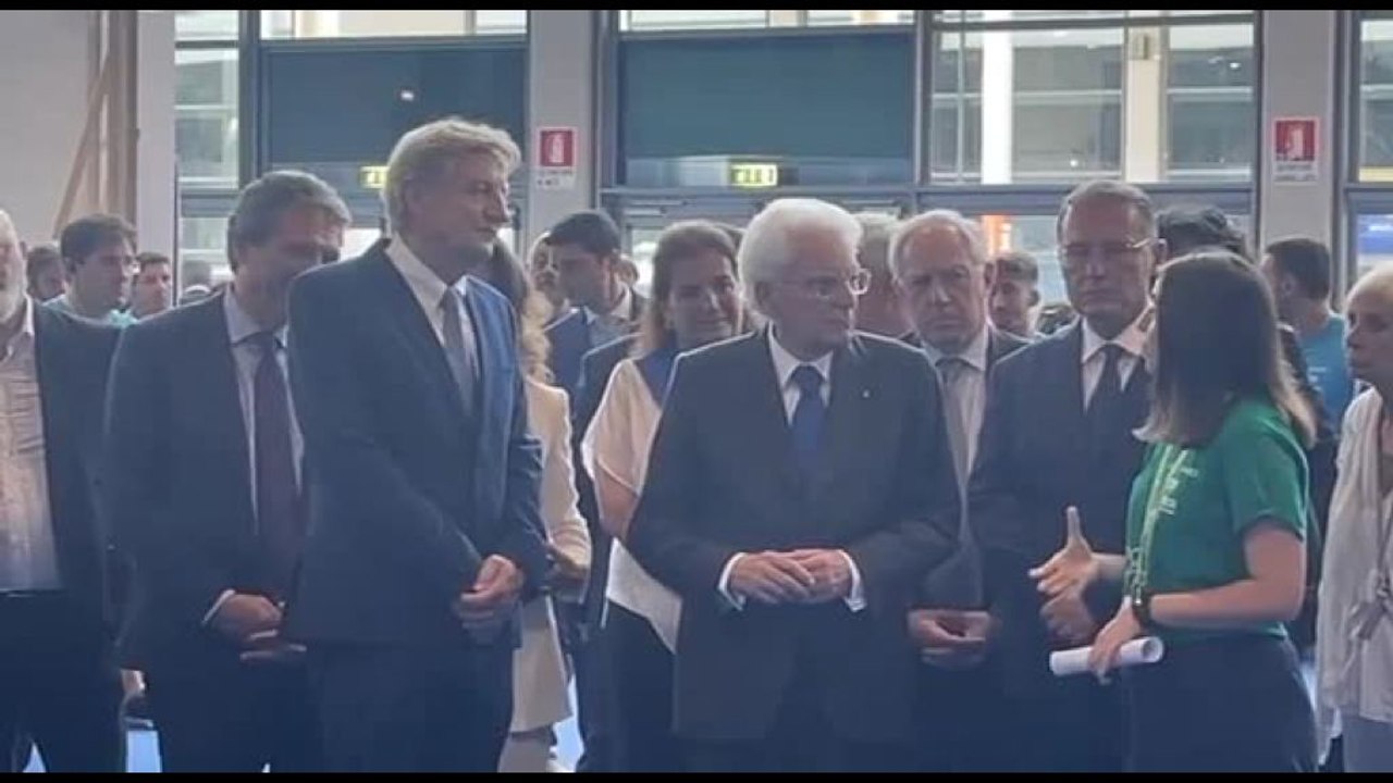 Mattarella tra gli applausi al Meeting di Rimini: "Grazie presidente"
