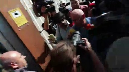 Los asistentes llegan a la asamblea en la que Rubiales presentará su dimisión