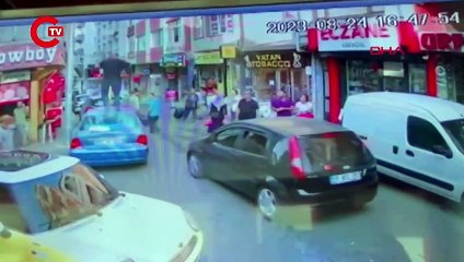Kavga ettiği kişinin otomobilinin üzerine çıkıp camlarını kırdı