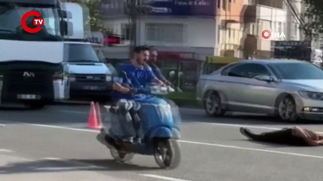 Yolun ortasına uzanıp trafiği tehlikeye attı