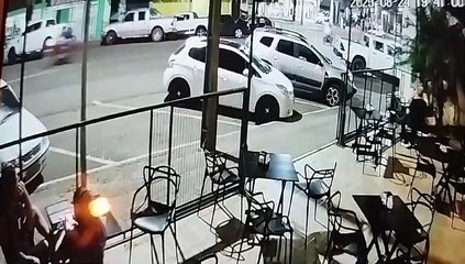 Caminhão desgovernado atinge mais de 20 carros e deixa dois feridos no Paraná