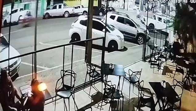 Caminhão desgovernado atinge mais de 20 carros e deixa dois feridos no Paraná