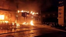 वाहन शोरूम में लगी आग में 500 बाइक जलकर खाक... देखें वीडियो..