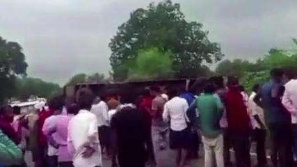 यात्रियों से भरी बस पलटी , 3 की मौत दर्जनों घायल, खून से सनी सड़क 