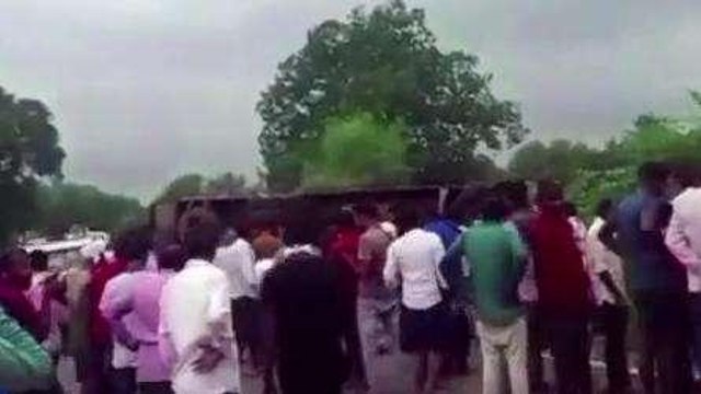 यात्रियों से भरी बस पलटी , 3 की मौत दर्जनों घायल, खून से सनी सड़क 