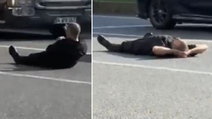 Bursa'da bir kişi, trafiğe aldırmadan yolun ortasında yere yattı
