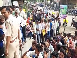 यूरिया के लिए किसानों का हंगामा, पुलिस की निगरानी में वितरण कराया-video