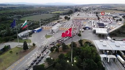 Les expatriés ont formé de longues files de véhicules aux portes frontalières