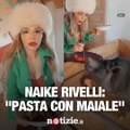 Naike Rivelli mangia con i suoi maialini