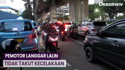 Puluhan Pemotor Nekat Lawan Arah dan Melintas di JLNT Karet-Kasablanka